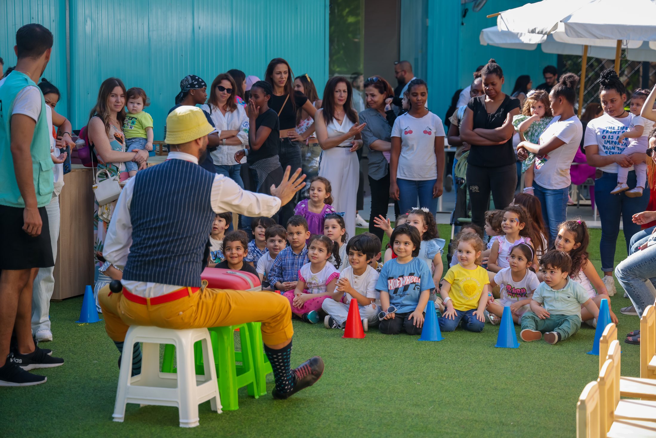 Children and parents listening during a Recreo group activity