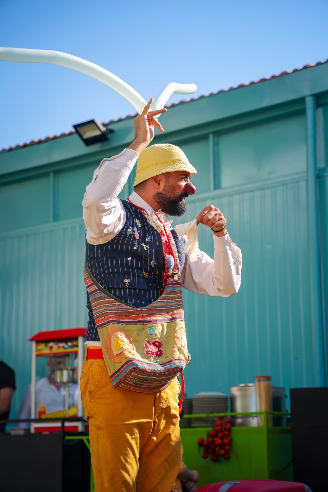A Recreo entertainer creating a balloon moment outdoors