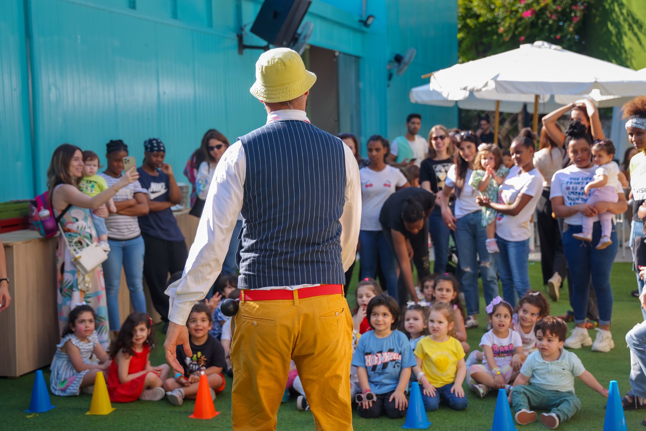 Children and parents gathered at Recreo for a group show moment