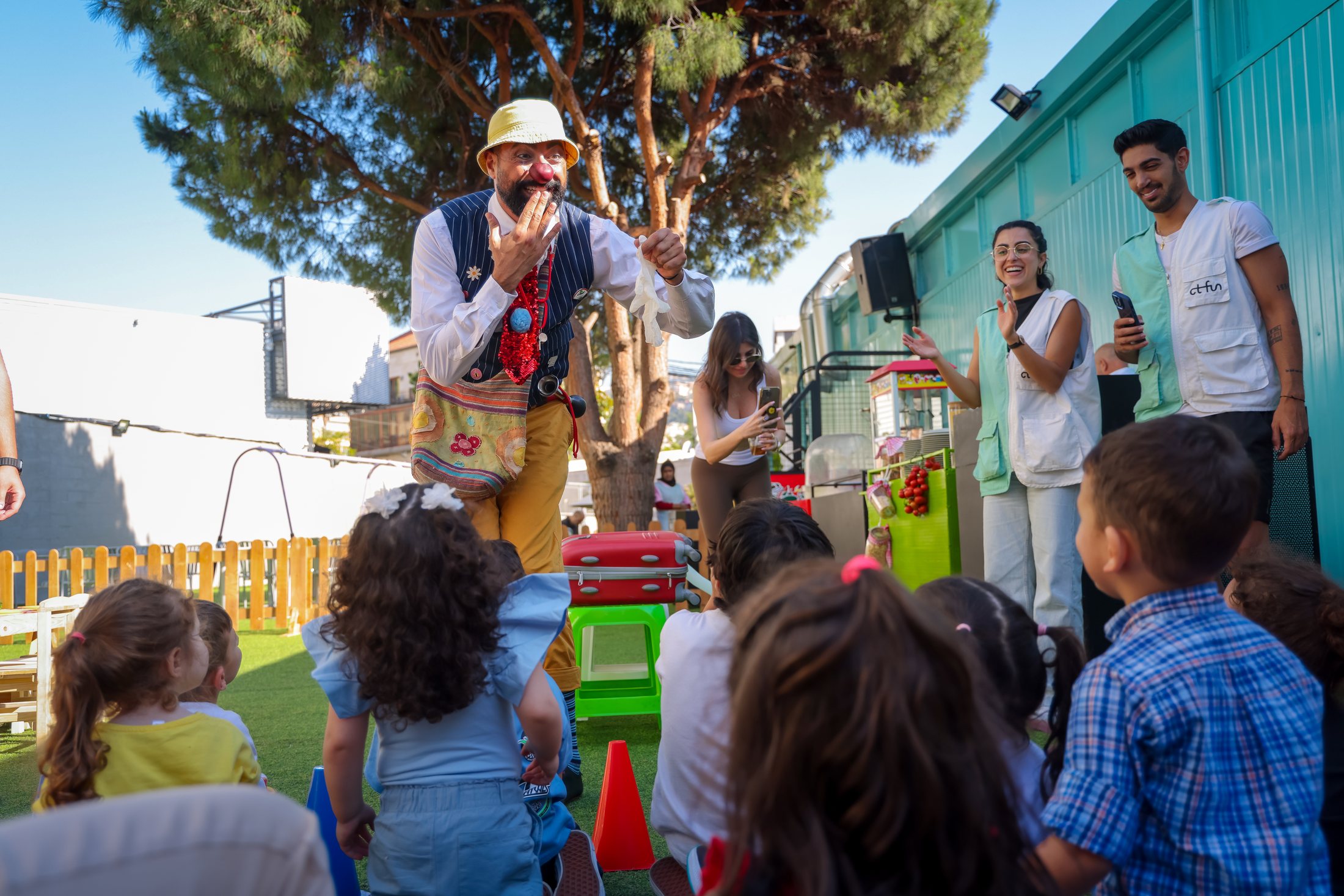 A Recreo weekend show with children and families watching outdoors